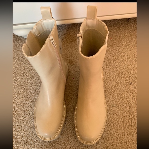 Boots - Picture 3 of 6